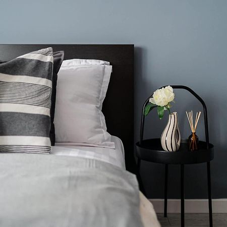 Chic Black & White 2Br Retreat On Dambovitei ブカレスト エクステリア 写真