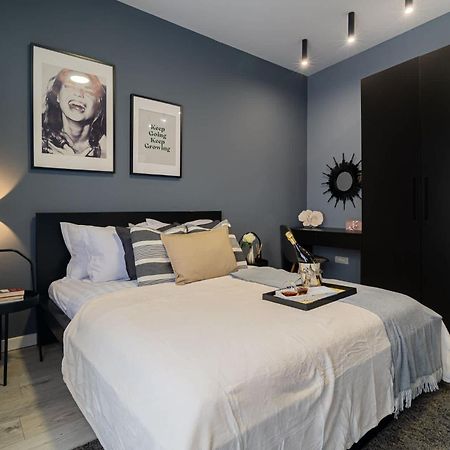 Chic Black & White 2Br Retreat On Dambovitei ブカレスト エクステリア 写真