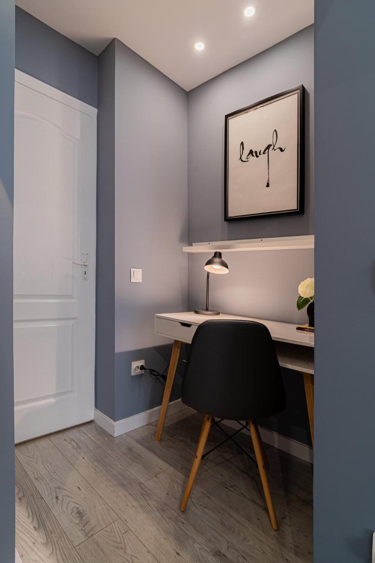 Chic Black & White 2Br Retreat On Dambovitei ブカレスト エクステリア 写真