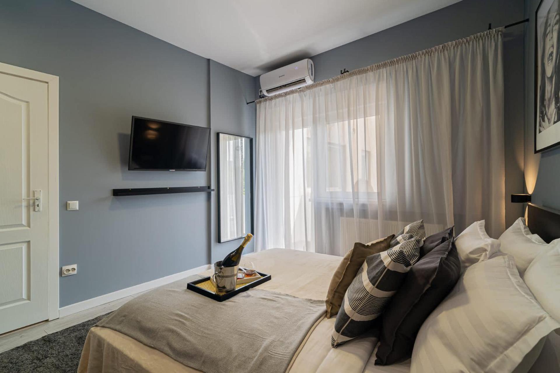 Chic Black & White 2Br Retreat On Dambovitei ブカレスト エクステリア 写真
